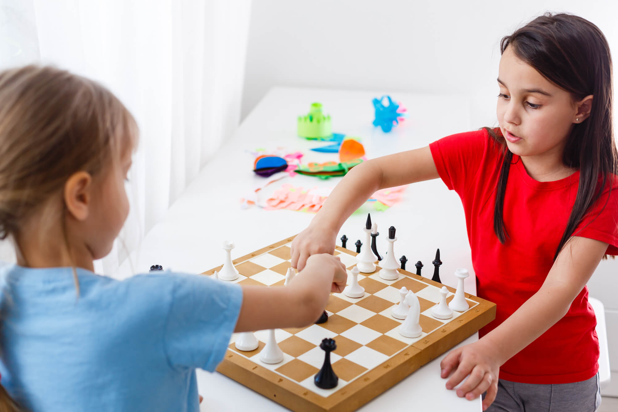 Images de deux enfants jouant au Ã©checs pour illustrer l'Ã©cole d'Ã©checs du Cercle d'Ã©checs de Bagneux